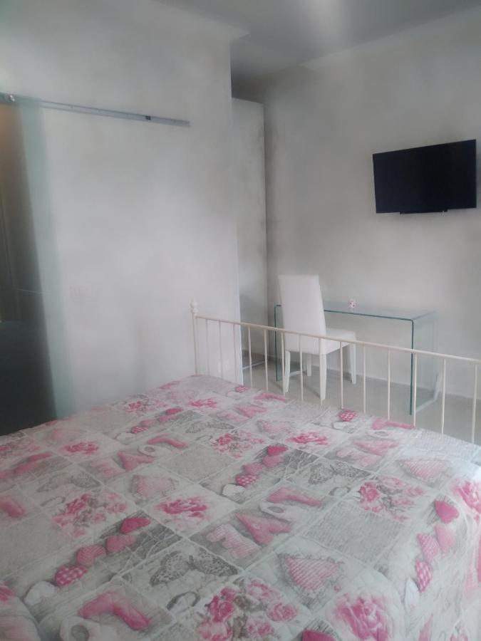 Rosilienza Suites Private Spa, Patio Garden Free Trasfer To & From Airport 菲乌米奇诺 外观 照片