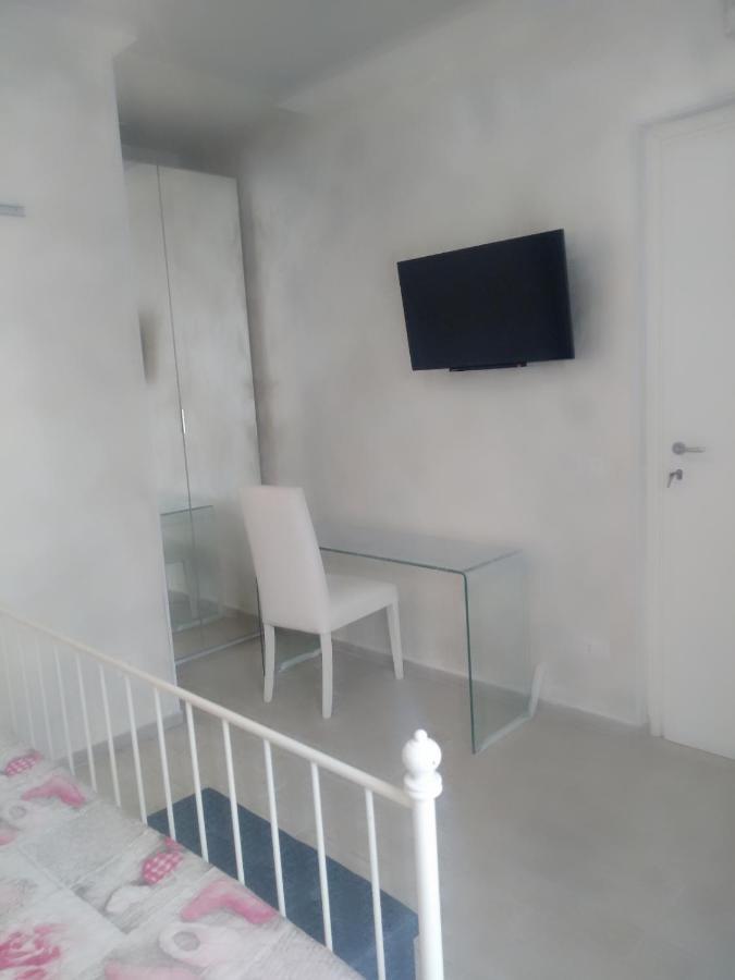 Rosilienza Suites Private Spa, Patio Garden Free Trasfer To & From Airport 菲乌米奇诺 外观 照片