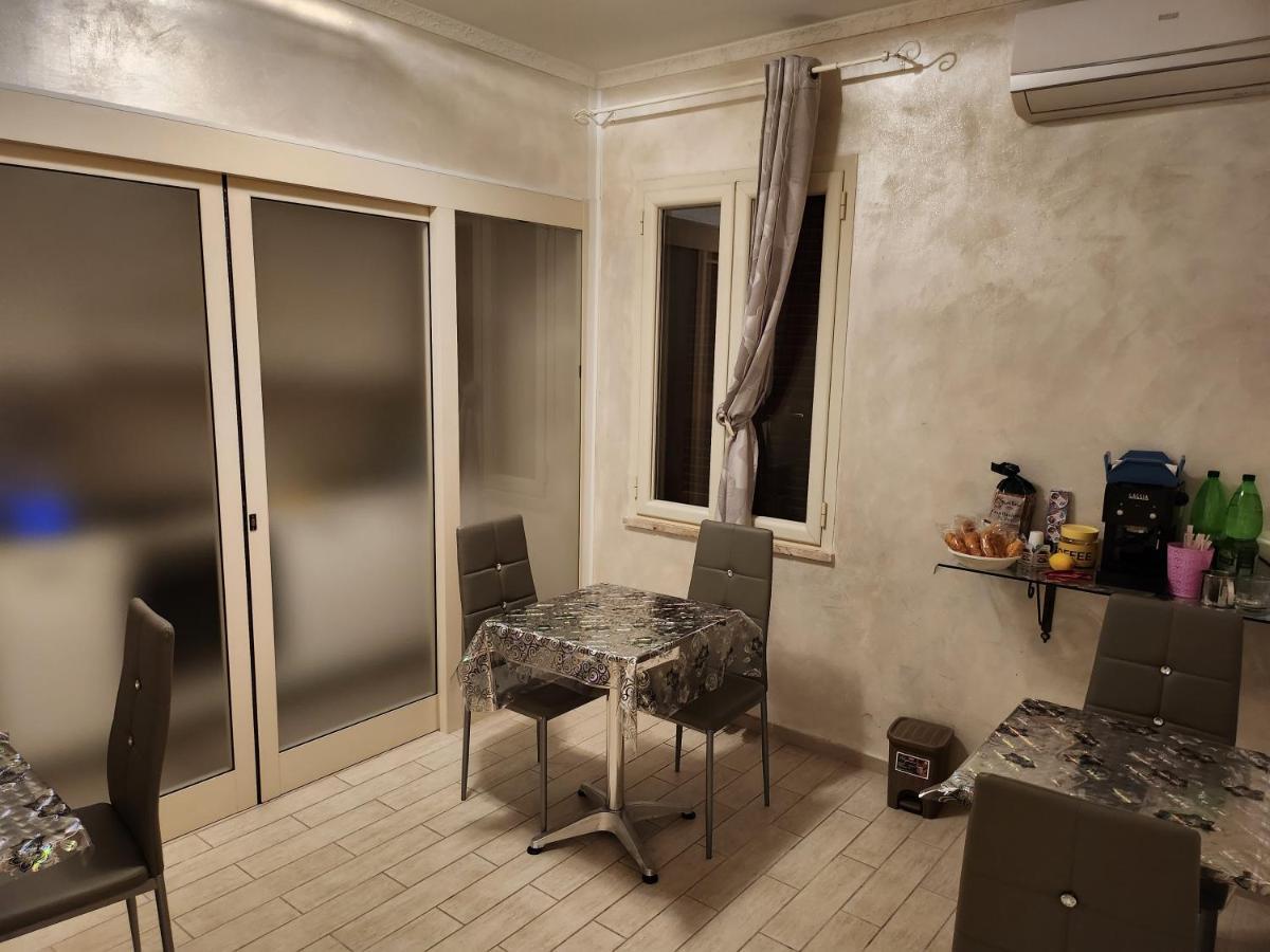 Rosilienza Suites Private Spa, Patio Garden Free Trasfer To & From Airport 菲乌米奇诺 外观 照片