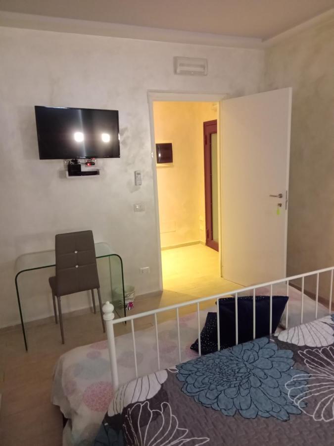 Rosilienza Suites Private Spa, Patio Garden Free Trasfer To & From Airport 菲乌米奇诺 外观 照片